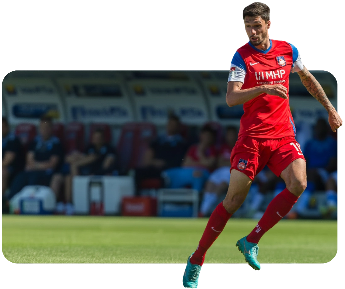 Daniel Gordon im Zweikampf mit Tim Kleindienst hintergrund